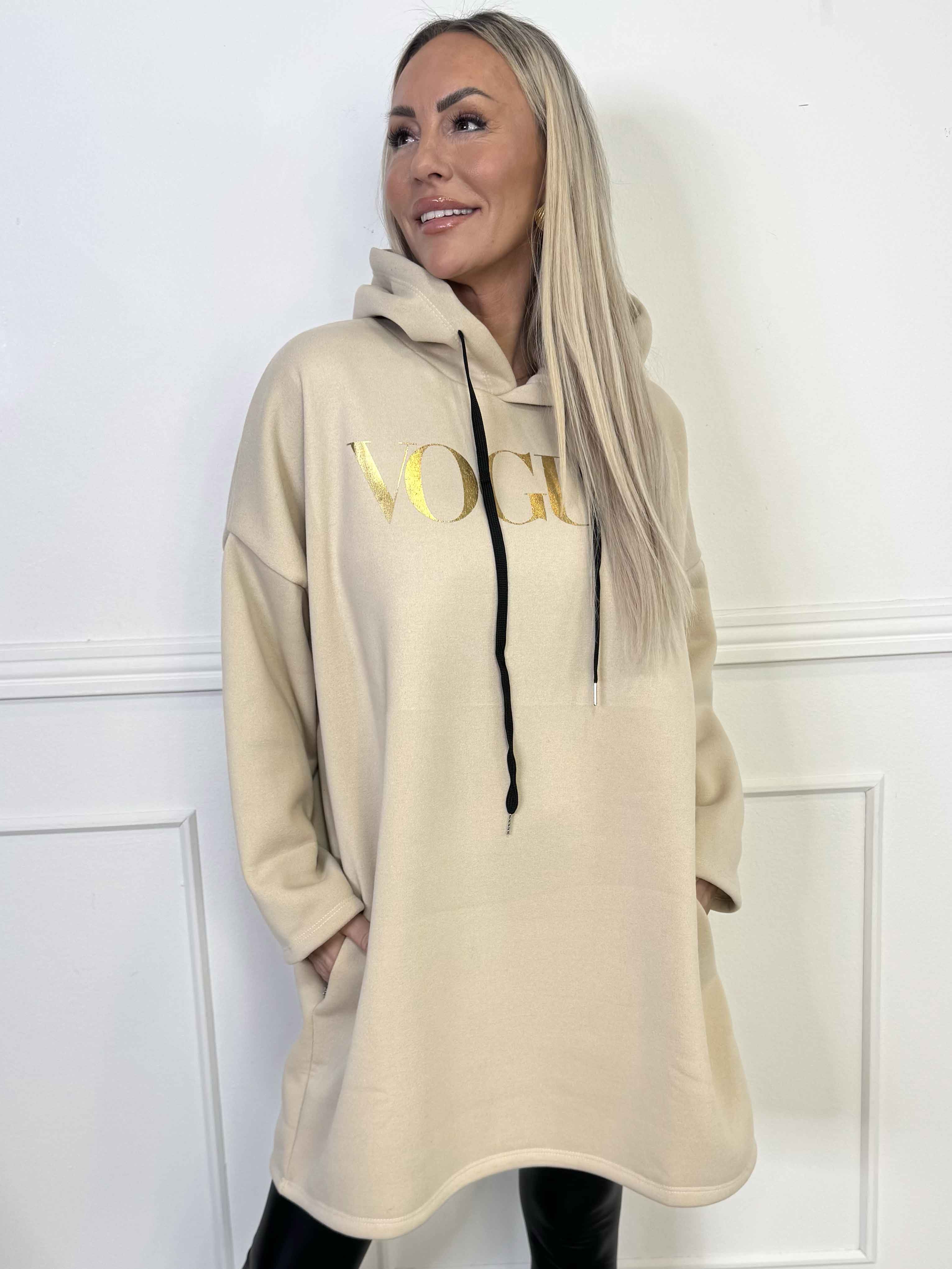 Perrine - Hoodiekjole med VOGUE tryk med lommer